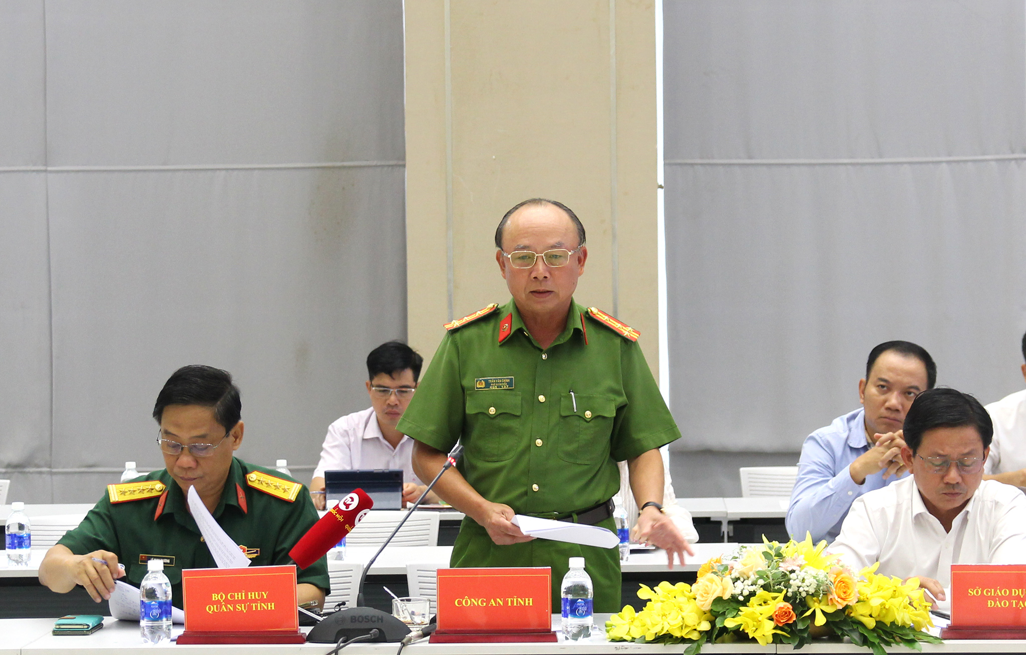 Đồng chí Trần Văn Chính - Phó Giám đốc Công an tỉnh chia sẻ về tình hình an ninh, trật tự trên địa tỉnh Bình Dương trong tháng 10 (Ảnh: HH)